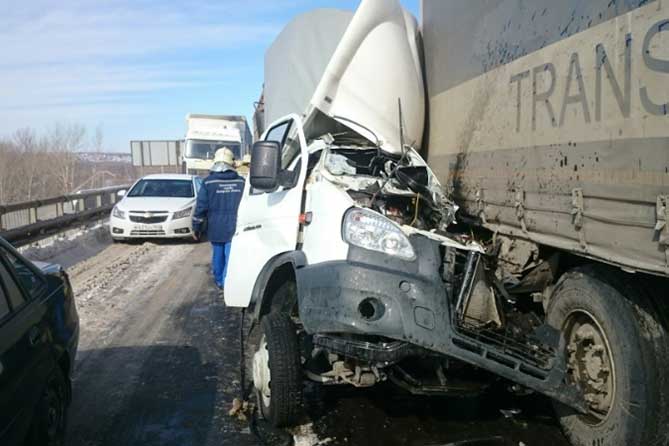 В ДТП с участием трех грузовых автомобилей погиб водитель «Газели»