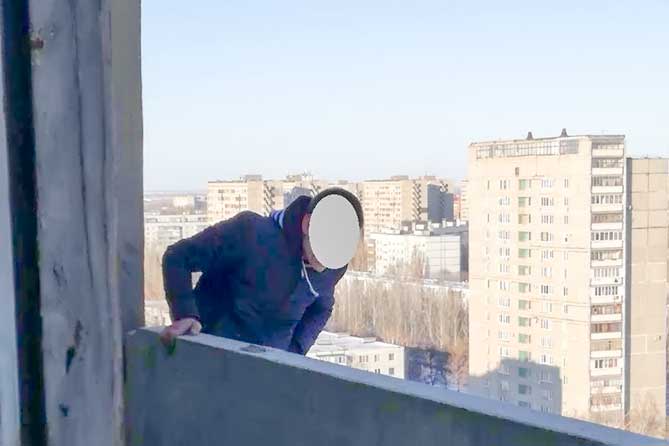 мужчина хотел спрыгнуть с балкона