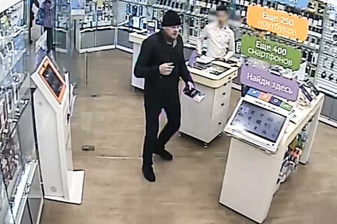 Полиция Тольятти разыскивает мужчину подозреваемого в мошенничестве с телефонами