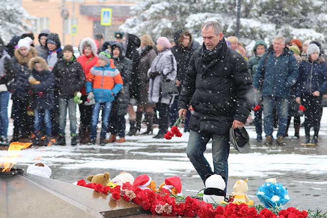 жители почтили память погибших в Кемерово