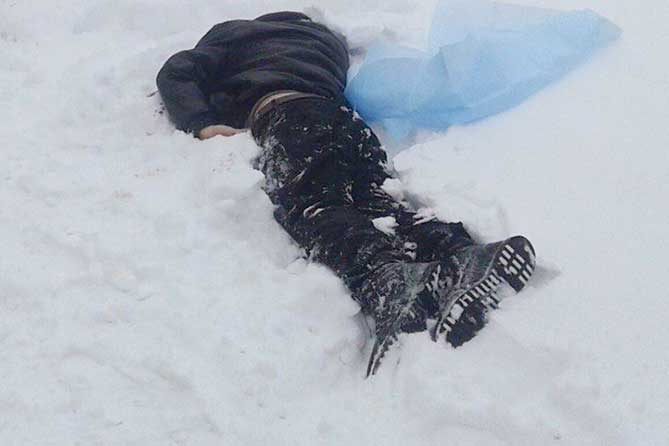 погибший мужчина лежит на снегу