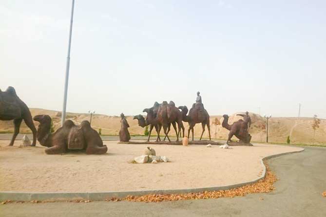 караван верблюдов среди песков