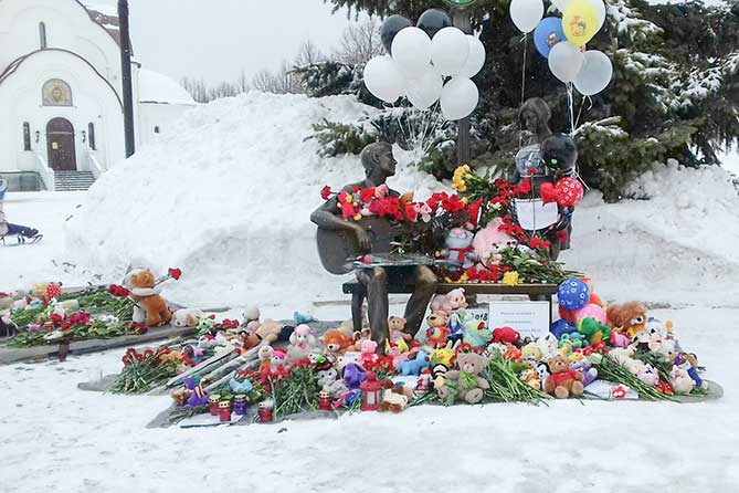 Тольяттинцы возлагают цветы в память о погибших в Кемерово: «Дети, простите»