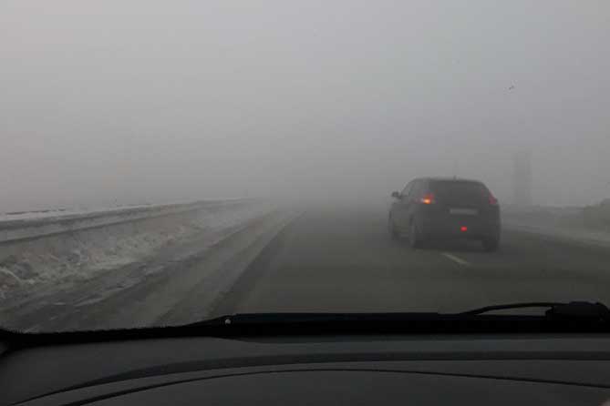 автомобиль зимой в густом тумане