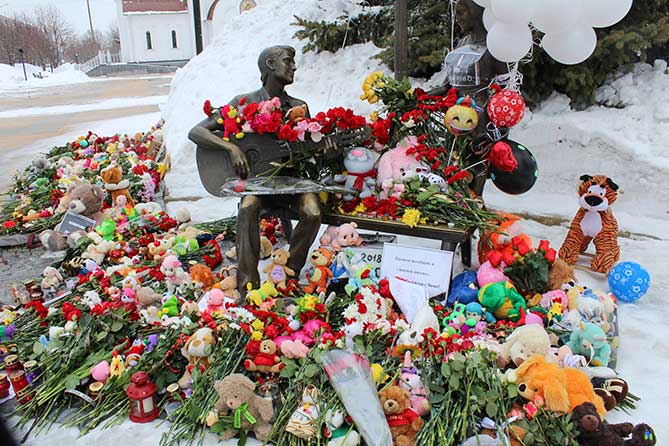 Тольяттинцы приносили цветы, игрушки, иконы и зажигали свечи