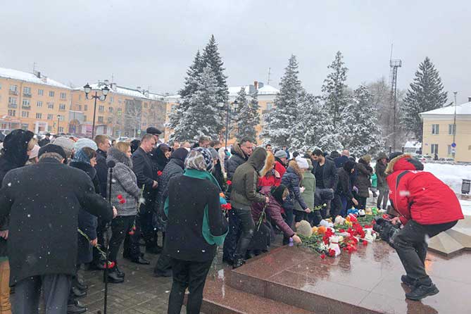горожане возлагают цветы в память о погибших в Кемерово