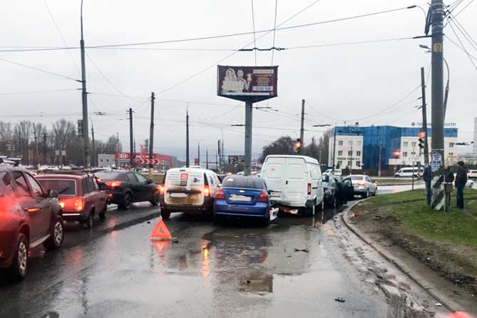 6 автомобилей: ДТП в Автозаводском районе Тольятти
