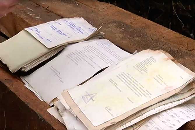 найденные старые документы лежат на досках