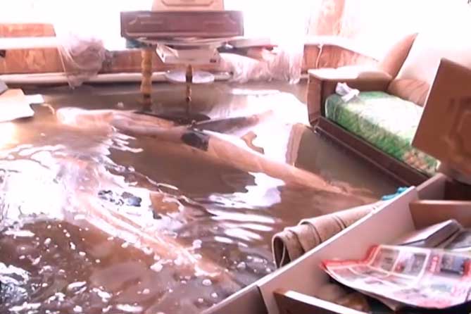 комнату с мебелью затопило водой