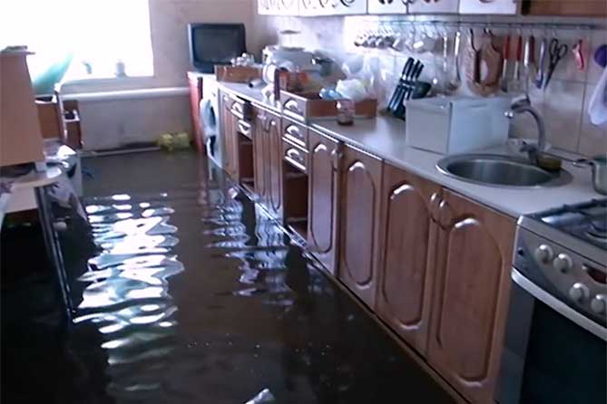 кухня в доме затоплена водой 