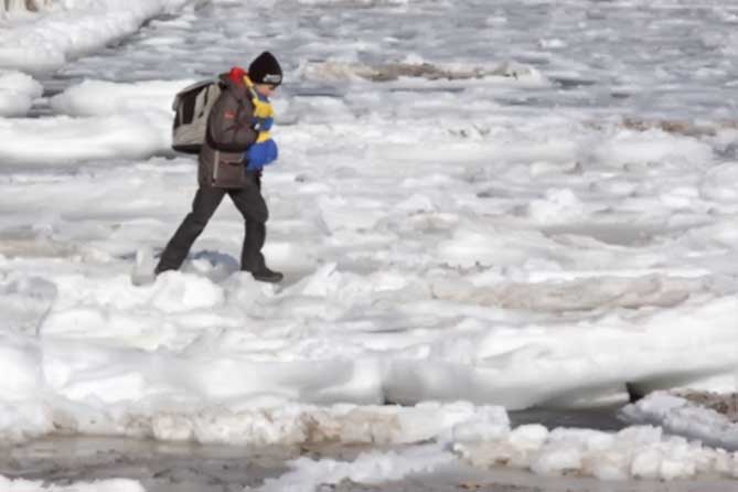 В Тольятти полицейский спас мальчика с дрейфующей льдины