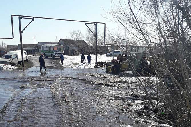 жители села расчищают дорогу трактором