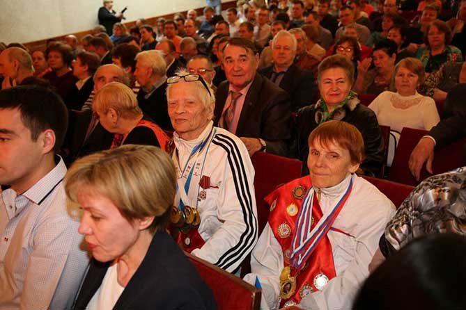В преддверии Первомая тольяттинцев с праздником поздравил глава региона Дмитрий Азаров