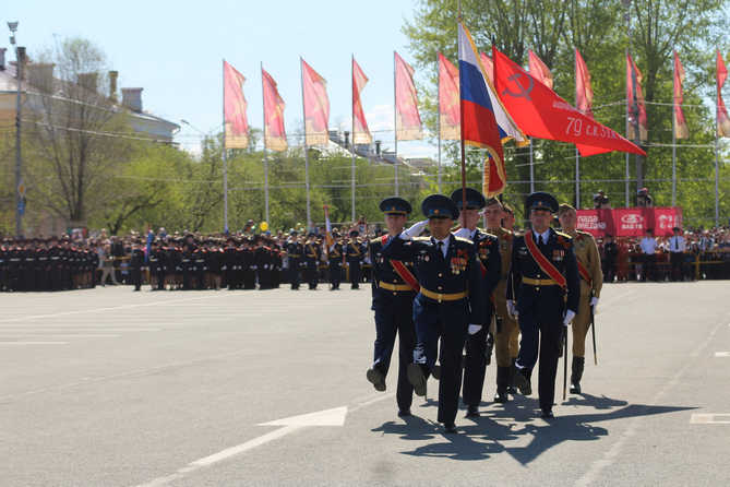 вносят на парад флаг РФ и Знамя Победы