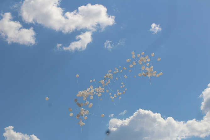 белые шары в небе