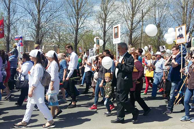 тольяттинцы идут в колонне 09-05-2018