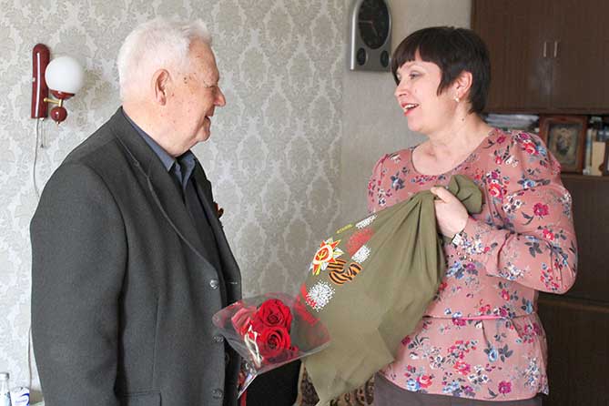 Елена Налетова поздравляет ветерана с Днем Победы