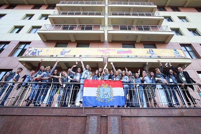студенты Самарской области стоят на балконе