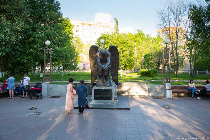 в парке центрального района памятник