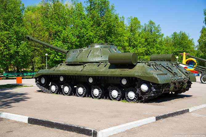 танк современный в парке победы