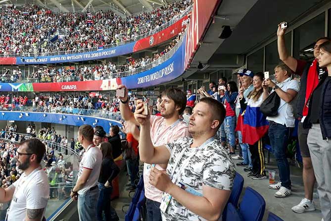 болельщики на матче Сербия-Коста-Рика фотграфируют