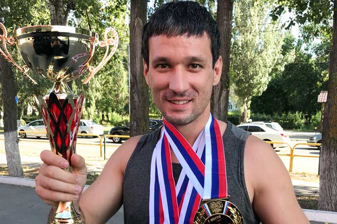 Арсен Джалилов с кубкоми медалью