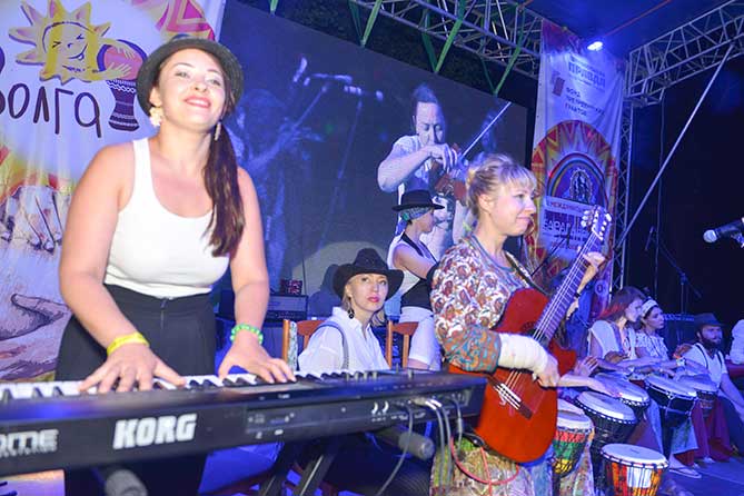 женская музыкальная группа выступает на фестивале 30-06-2018