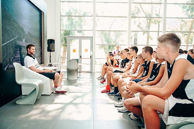 Юные баскетболисты встретились с форвардом сборной России по баскетболу Андреем Зубковым