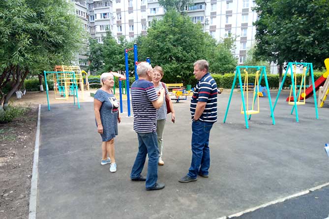 комиссия проверяет благоустройство двора в Автозаводском районе