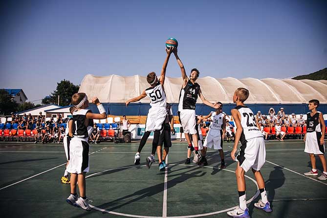 баскетболисты играют в лагере в Сукко