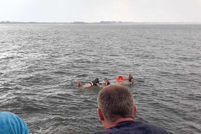 На Волге спасали семью с перевернувшейся лодки