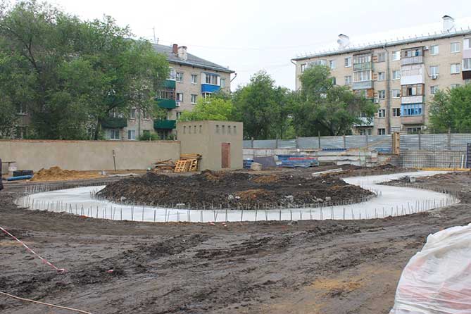 Дмитрий Азаров посетил место строительства будущего сквера «Маяк»