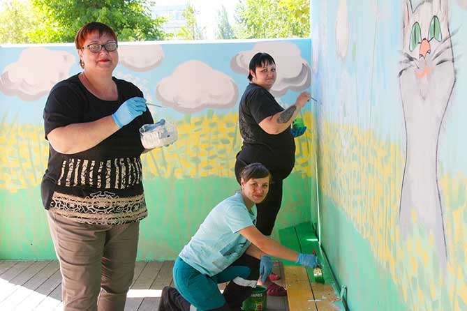 волонтеры рисуют на веранде Центра "Созвездие"
