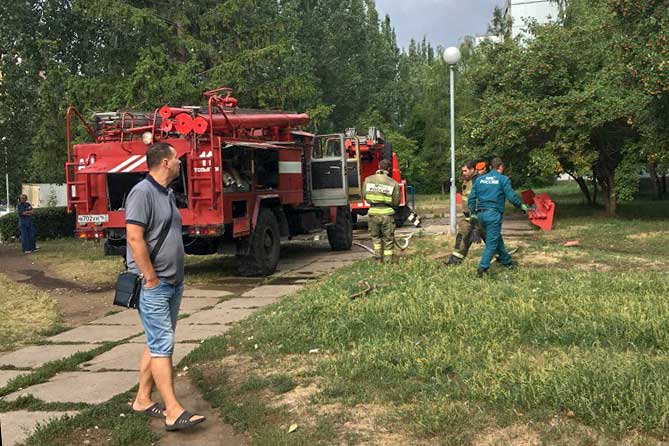 пожарный тушат пожар на улице Свердлова