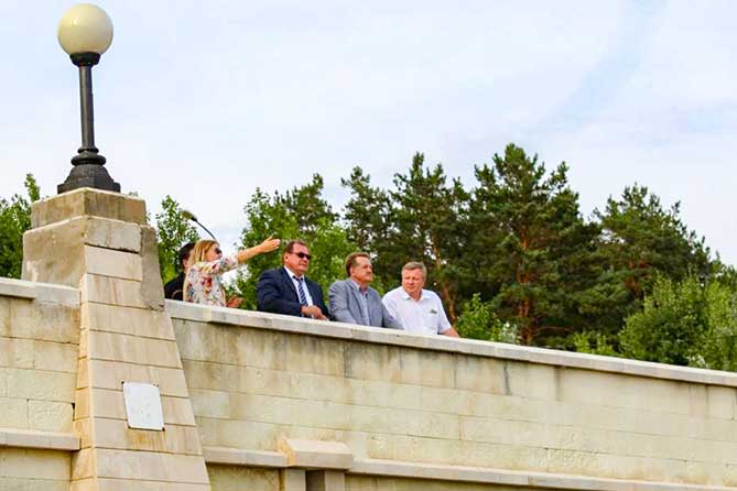 комиссия у памятника Татищеву осуждает реконструкцию