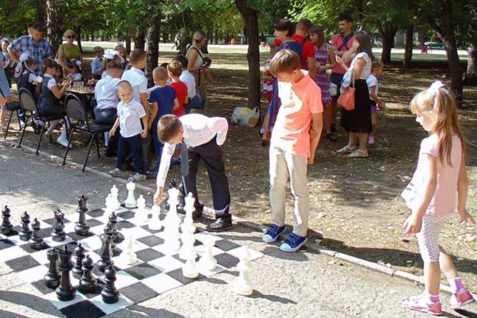 школьники играют в шахматы