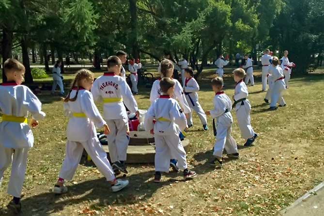 дети занимаются карате в парке