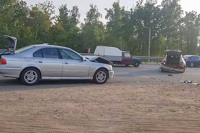 Автомобиль BMW сбил насмерть стоявшего на обочине водителя