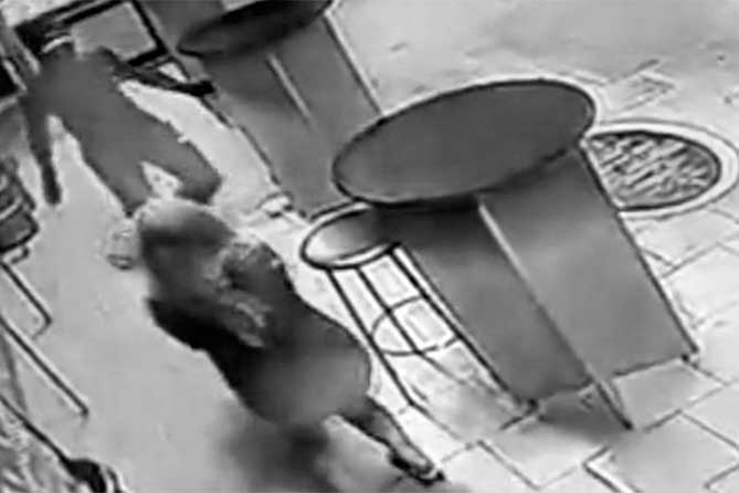 Мужчина с закрытым лицом напал с ножом на девушку в Тольятти