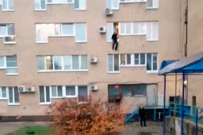 В Тольятти мужчина выпал из окна: 25-10-2018