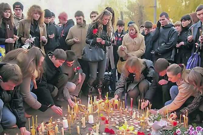 Ежегодно 31 октября тольяттинцы возлагают цветы в память о жертвах