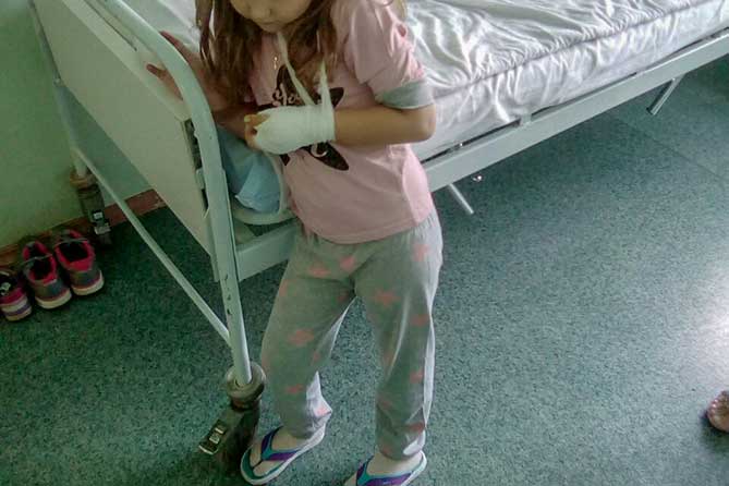 девочка с забинотованной рукой в больнице