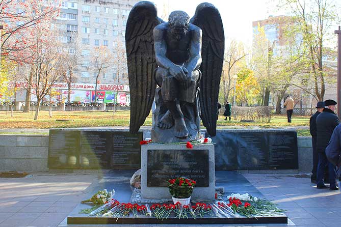 памятник "Скорбящий ангел" в парке Центрального района