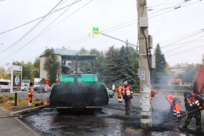 дорожные рабочие укладывают асфальт на улице Горького