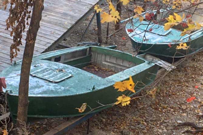 две деревянные лодки у причала