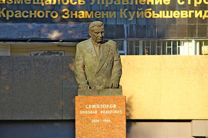 памятник семизорову