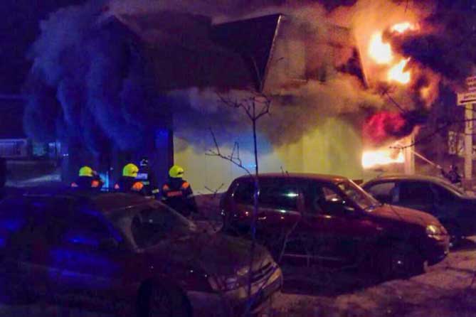 В Тольятти на Ярославской ночью горела автомастерская