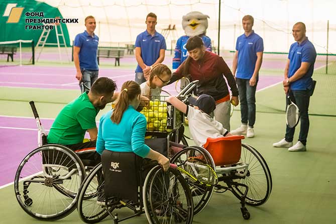тренер Мария Колесникова с детьми-колясочниками