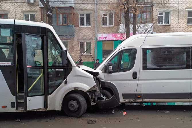 Восемь человек пострадали при столкновении автобусов в Тольятти
