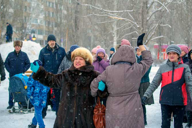 женщины танцуют на открытии сквера в тольятти
